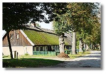 Straßenansicht mit Bauernhaus in Annenwalde - Anklicken zum Vergrößern (94 kByte)